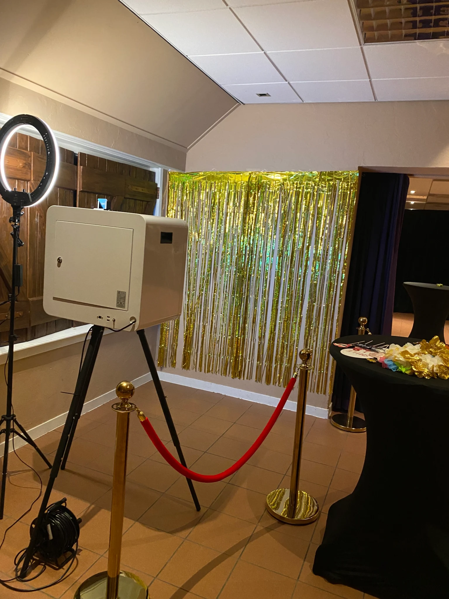 Fotobooth in gebruik tijdens een personeelsfeest in Avonturenpark Hellendoorn.