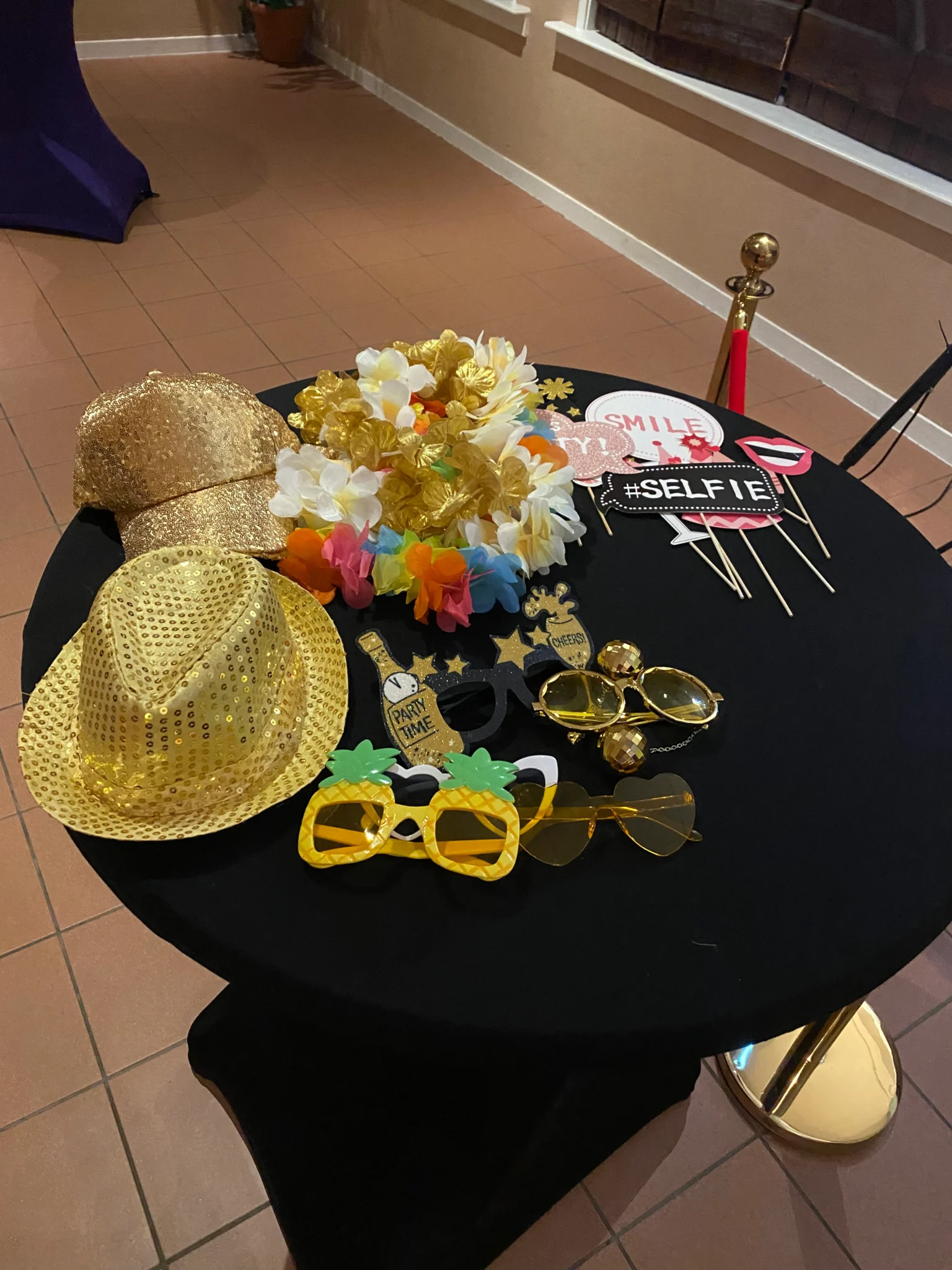 Fotobooth in gebruik tijdens een personeelsfeest in Avonturenpark Hellendoorn.