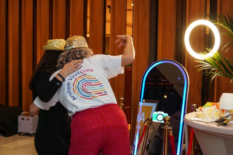 Een stel staat samen voor de foto spiegel en maakt een leuke pose met de Papri Photobooths