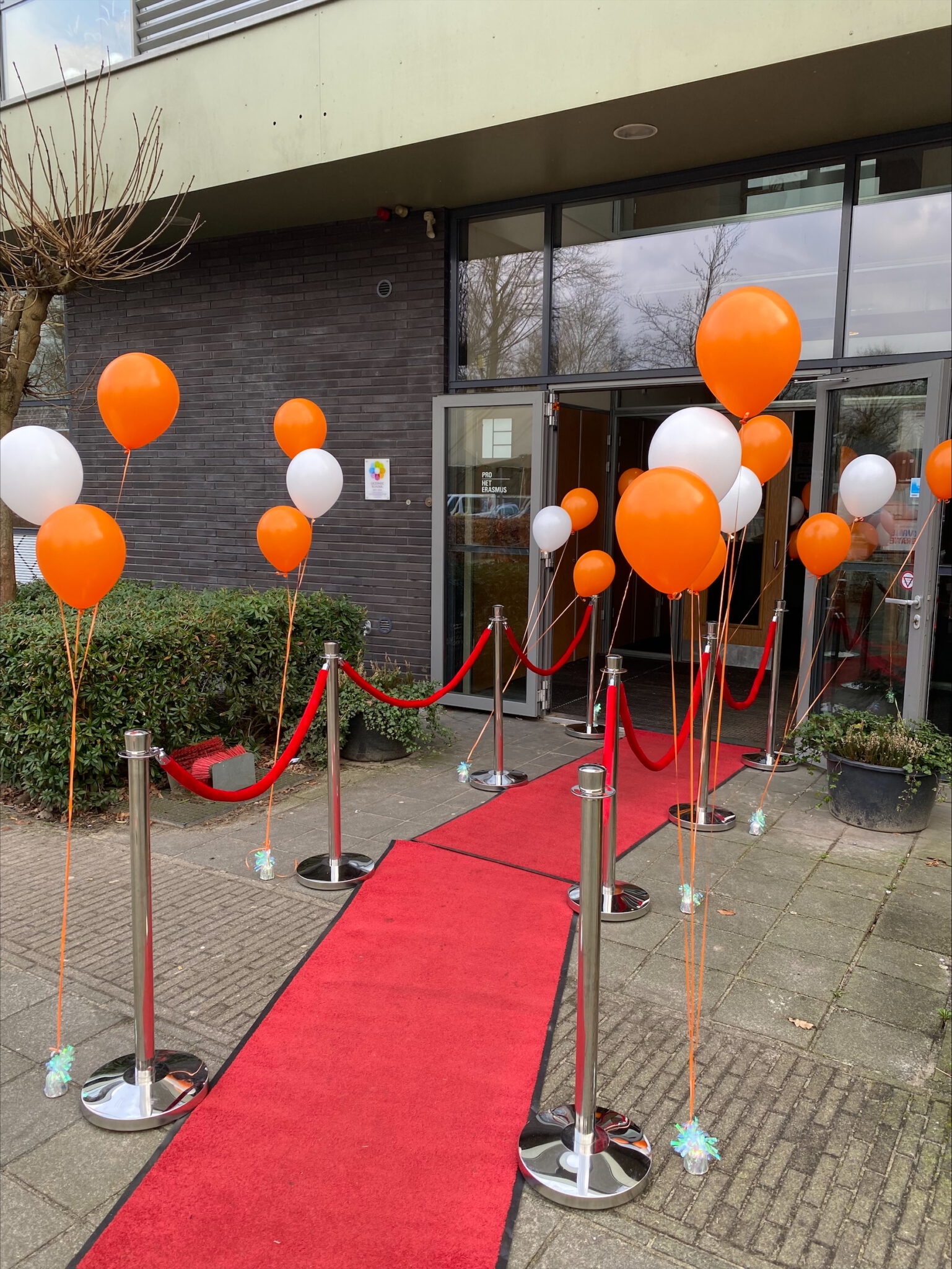 versiering ballonnen buiten de school