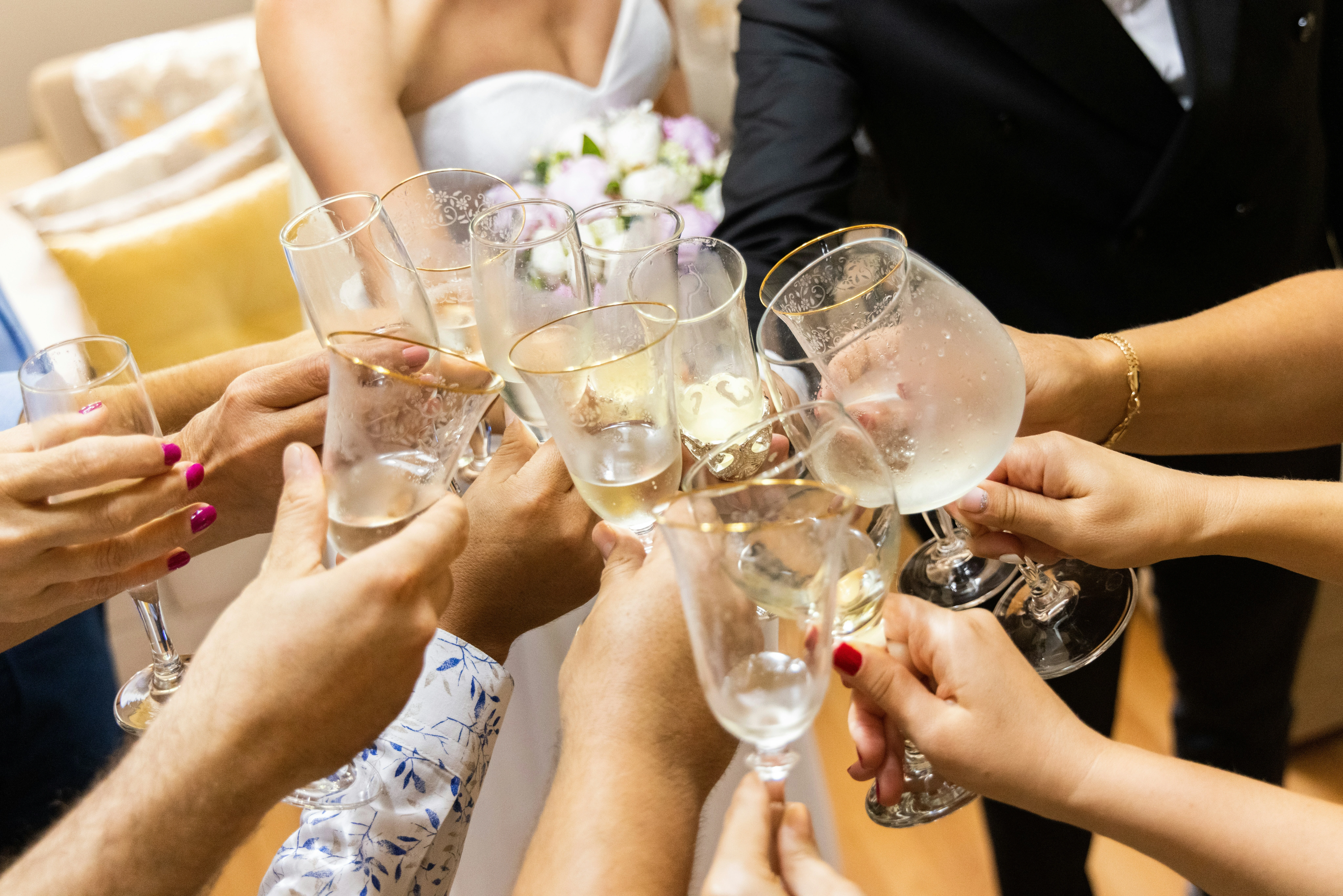 Gasten proosten met champagne tijdens een bruiloftsfeest